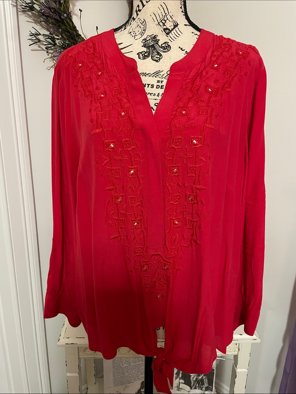 Chico’s Embroidered V-Neck Tunic Blouse in Red size 12/14